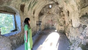 Tarihe sprey boyayla yazı yazdılar