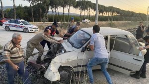 Trenin çarptığı otomobilden kurtuldular