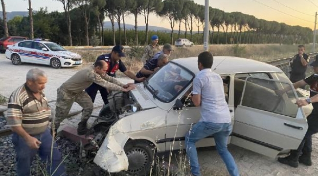 Trenin çarptığı otomobilden kurtuldular
