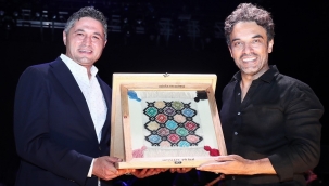 Ünlü sanatçı Uğur Aslan, konser verdi, fahri Aliağalı ilan edildi