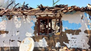 Yanan evlerinden eşyalarını kurtarırken yaralandılar