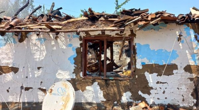 Yanan evlerinden eşyalarını kurtarırken yaralandılar