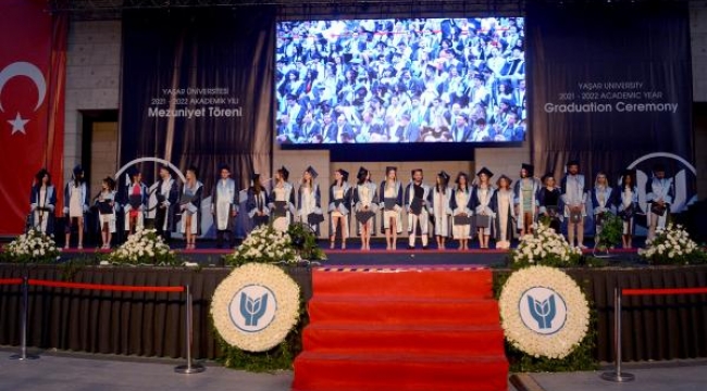 Yaşar Üniversitesi'nde mezuniyet heyecanı