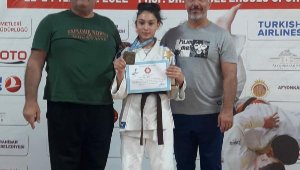 Yunusemre Belediyesporlu İkra zirvede