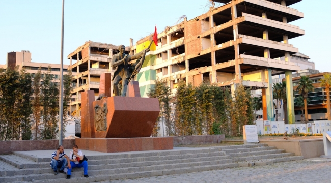 40 yıllık İzmir Büyükşehir binası yok oldu
