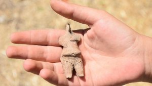7 bin 800 yıllık kadın figürlü heykelcik bulundu