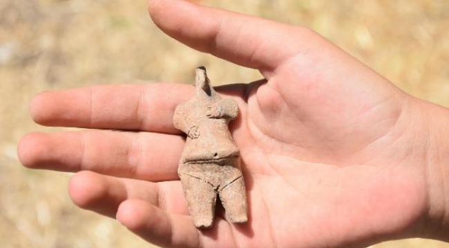 7 bin 800 yıllık kadın figürlü heykelcik bulundu