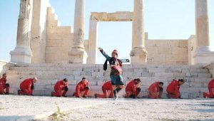 AKUT Denizli ekibi, 30 Ağustos'u Zeybek oynayarak kutladı