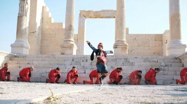 AKUT Denizli ekibi, 30 Ağustos'u Zeybek oynayarak kutladı