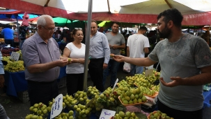 Asfalt çalışmalarını denetleyen Başkan Selvitopu, pazaryerini gezdi