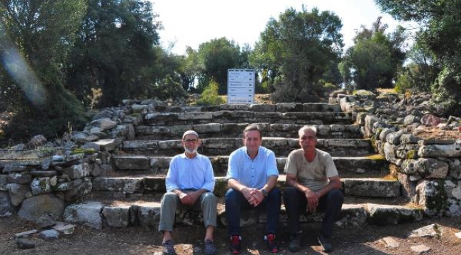 Baba-oğul, 54 yıldır antik kent Aigai'yi koruyor