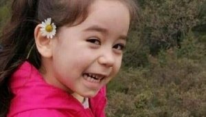 Babasının attığı çekyat altında ölen küçük Rana, toprağa verildi