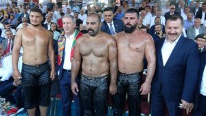 Bakan Akar, Balıkesir Kurtdereli güreşlerinin final gününe katıldı