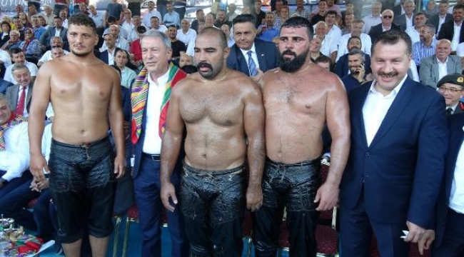 Bakan Akar, Balıkesir Kurtdereli güreşlerinin final gününe katıldı