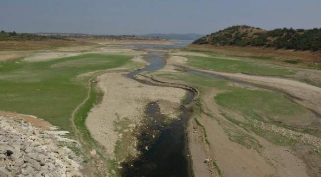 Barajdaki su seviyesi düşünce köy kalıntıları ortaya çıktı