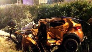 Bariyerlere çarpan otomobilin sürücüsü öldü