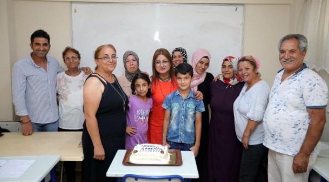 Bayraklı Belediyesi'nin kursuyla 78 yaşında okuma-yazma öğrendi