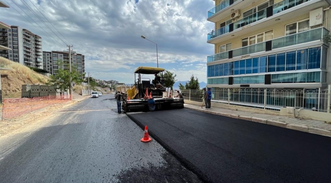 Bayraklı sokaklarına 62 bin metrekare asfalt serildi, yollar yenilendi