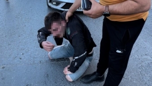 Bir baba, torbacıyı döve döve karakola götürdü