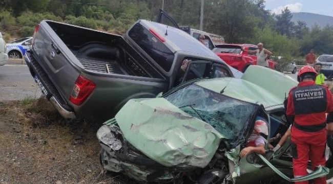 Bodrum'da otomobille kamyonet çarpıştı: 6 yaralı