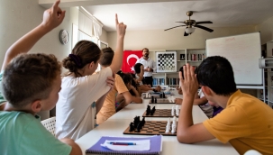 Bornova Belediyesi'nden köylerdeki çocuklara satranç eğitimi