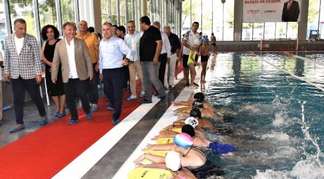 Bornova Belediyesi yeni yüzme havuzunda ilk kulaç, milli yüzücüden