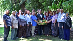 Bornova Belediyesi Yerel Tohum Bahçesi'nde hasat heyecanı 