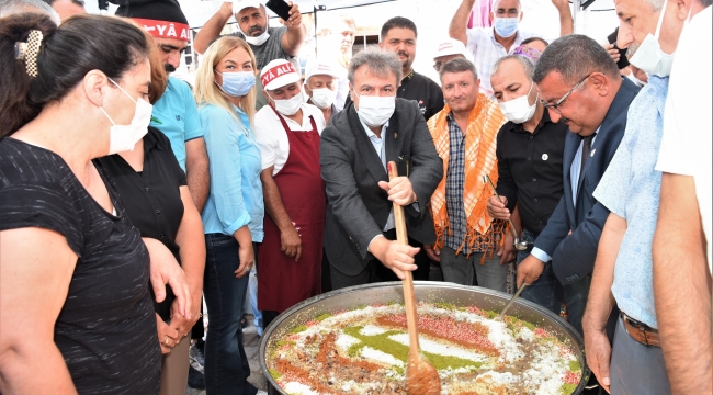 Bornova'da aşure etkinliği! Aşureler Belediye Başkanı İduğ'dan