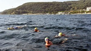 Çanakkale Boğazı'nı da kolsuz yüzerek geçti