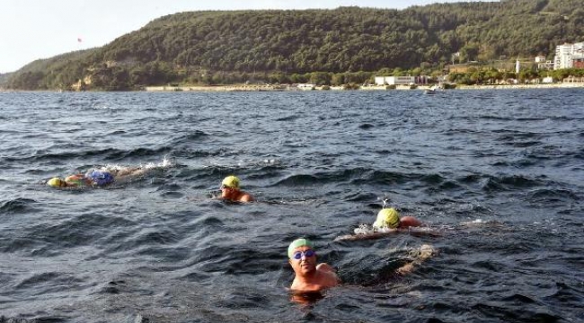 Çanakkale Boğazı'nı da kolsuz yüzerek geçti