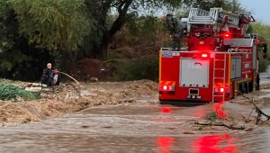 Çay sularına kapılan 2 kişi son anda kurtarıldı