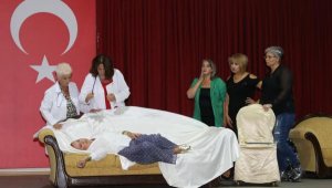 'Corona Da Öldürmedi' Burhaniye'de sahnelendi