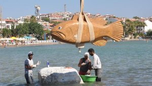 Datça'da denize dev orfoz balığı heykeli