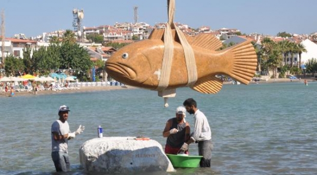 Datça'da denize dev orfoz balığı heykeli