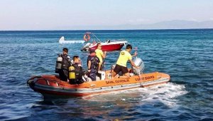 Denizde alabora olan lastik bottaki balıkçı aranıyor