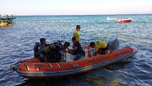 Denizde alabora olan lastik bottaki balıkçı bulunamadı