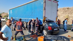 Emniyet şeridinde duran tıra otomobil çarptı: 4 ölü,1 yaralı