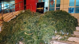 Emniyetin önünde uyuşturucu sergisi