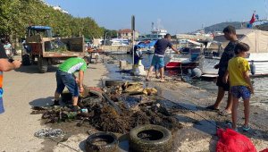 Erdek Limanı'nda denizden plastik sandalye ile yangın tüpü çıktı