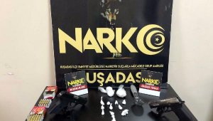 Evinde kokain ve ruhsatsız 2 tabancayla yakalandı