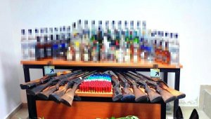 Evinde uyuşturucu ve kaçak içkilerle yakalandı