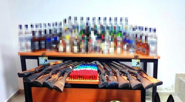 Evinde uyuşturucu ve kaçak içkilerle yakalandı