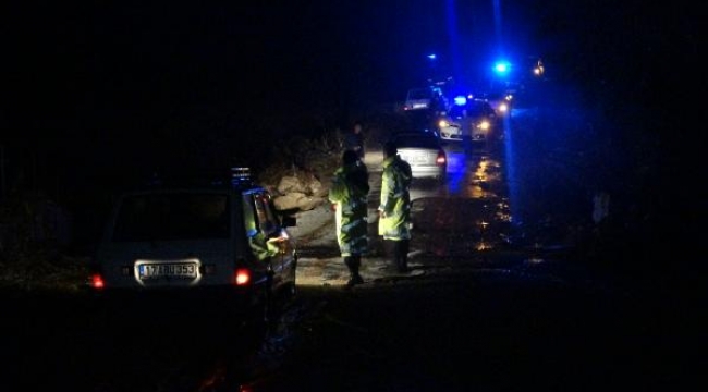 Ezine'de dere taşkını mahalle yolunu kapattı