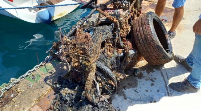 Foça'da denizden rögar kapağı, bisiklet ve otomobil lastiği çıktı