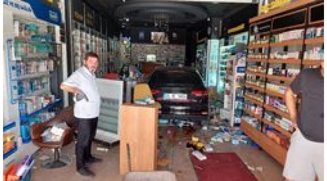 Gaz ile freni karıştırınca eczaneye daldı