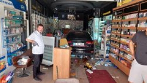 Gaz ile freni karıştırınca eczaneye daldı