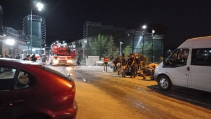 "Geri göndermeyin" deyip Göç İdaresi'ni yaktılar