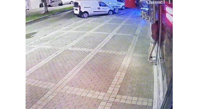 İç çamaşırıyla sokakta ihtiyaç giderirken darbedildi