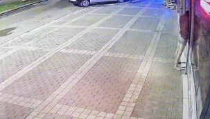 İç çamaşırıyla sokakta ihtiyaç giderirken darbedildi