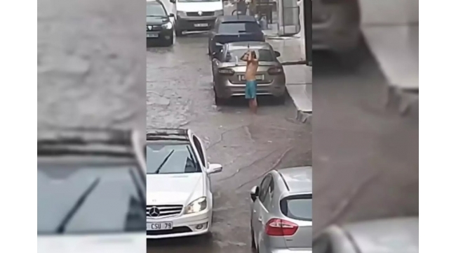 İzmir'de yağmuru fırsat bilen vatandaş, şampuanı kaptı